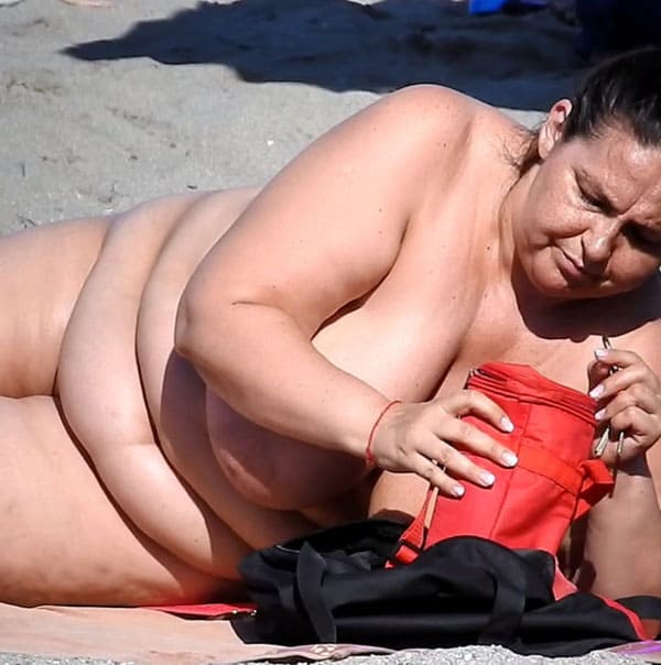 Жирная баба с мужем отдыхают на нудистском пляже 16 фото