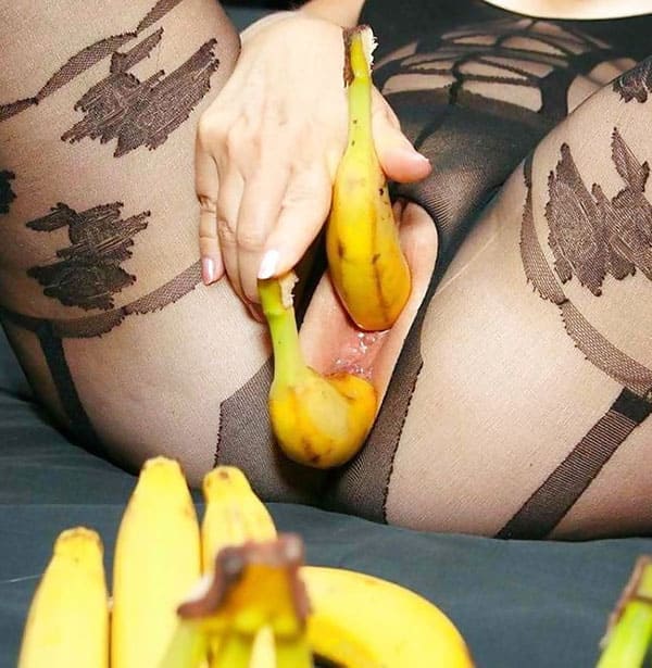 Девушки мастурбируют бананом подборка 25 фото