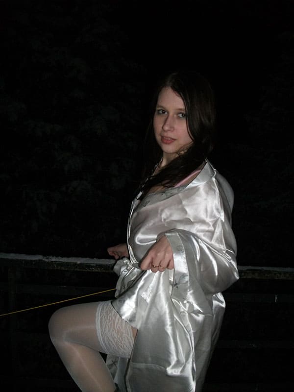 Молоденькая девушка любит одеваться в костюмы для ролевых игр 23 фото