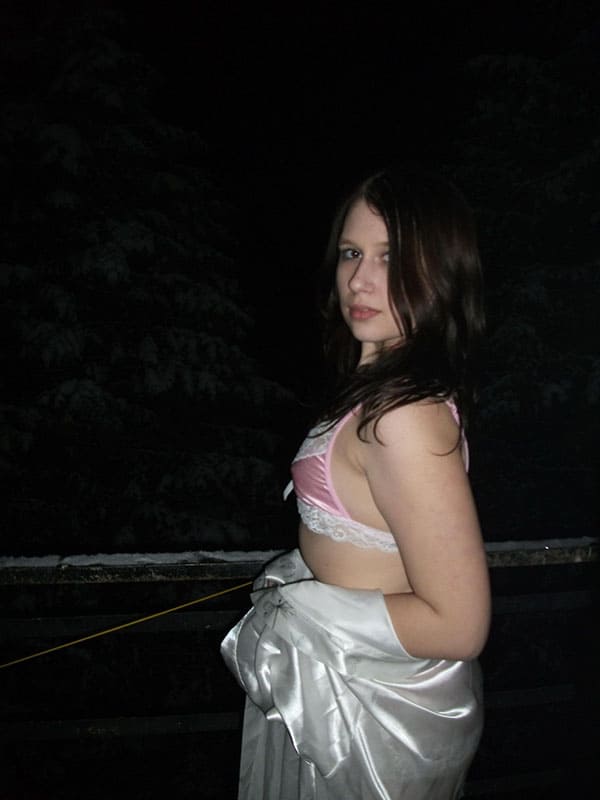 Молоденькая девушка любит одеваться в костюмы для ролевых игр 26 фото