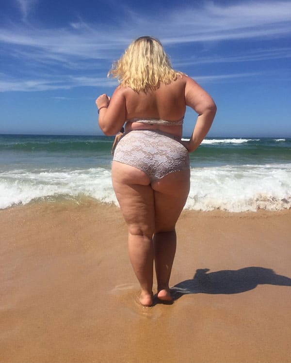 Сексуальные толстушки на пляже в купальниках 1 фото