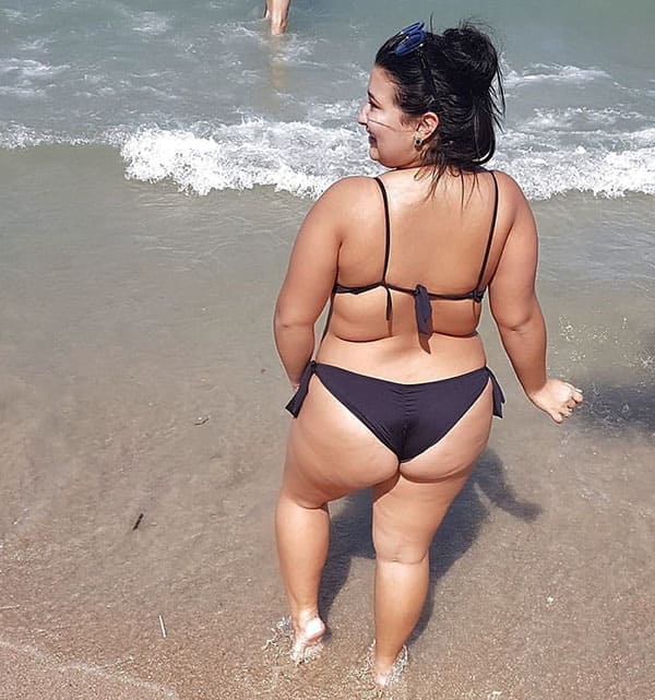 Сексуальные толстушки на пляже в купальниках 19 фото