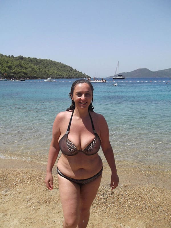 Сексуальные толстушки на пляже в купальниках 2 фото