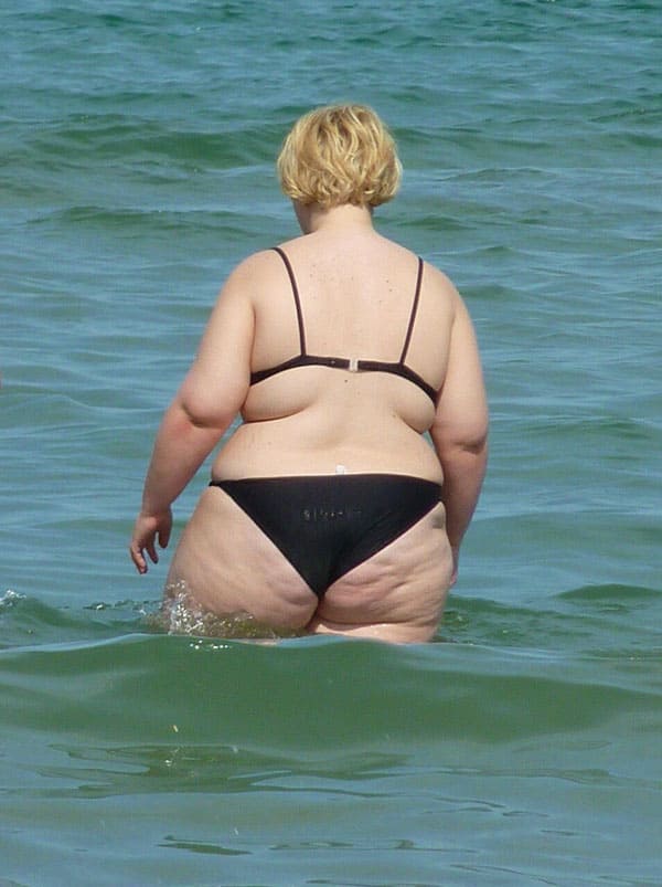 Сексуальные толстушки на пляже в купальниках 24 фото