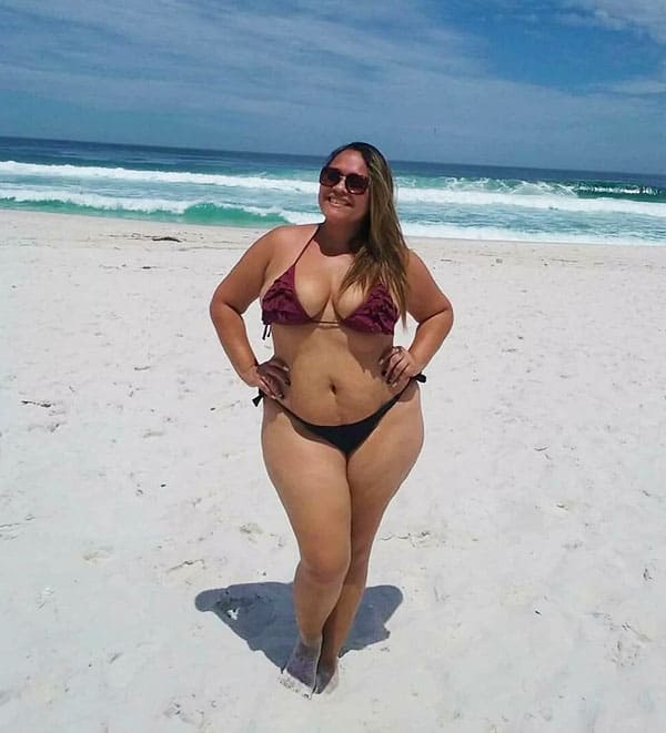 Сексуальные толстушки на пляже в купальниках 25 фото
