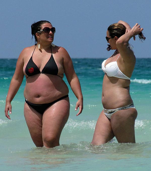 Сексуальные толстушки на пляже в купальниках 28 фото