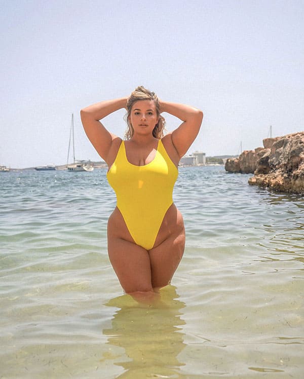 Сексуальные толстушки на пляже в купальниках 29 фото