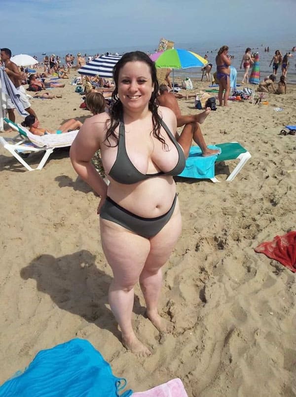 Сексуальные толстушки на пляже в купальниках 32 фото