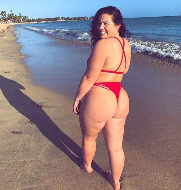 Сексуальные толстушки на пляже в купальниках 39 фото