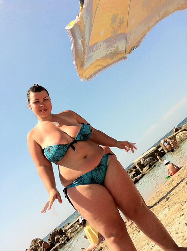 Сексуальные толстушки на пляже в купальниках 9 фото