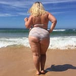 Сексуальные толстушки на пляже в купальниках