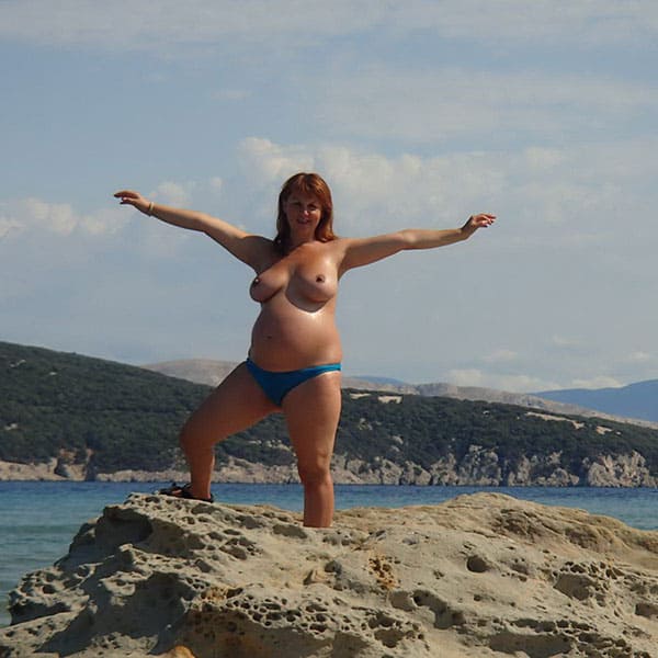 Беременная нудистка позирует мужу на курорте 30 фото