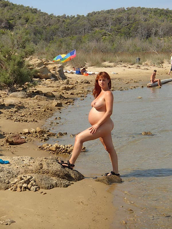 Беременная нудистка позирует мужу на курорте 37 фото