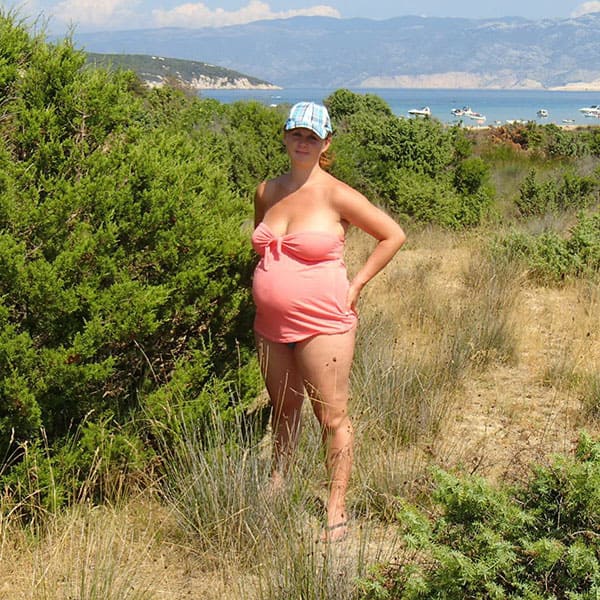 Беременная нудистка позирует мужу на курорте 6 фото