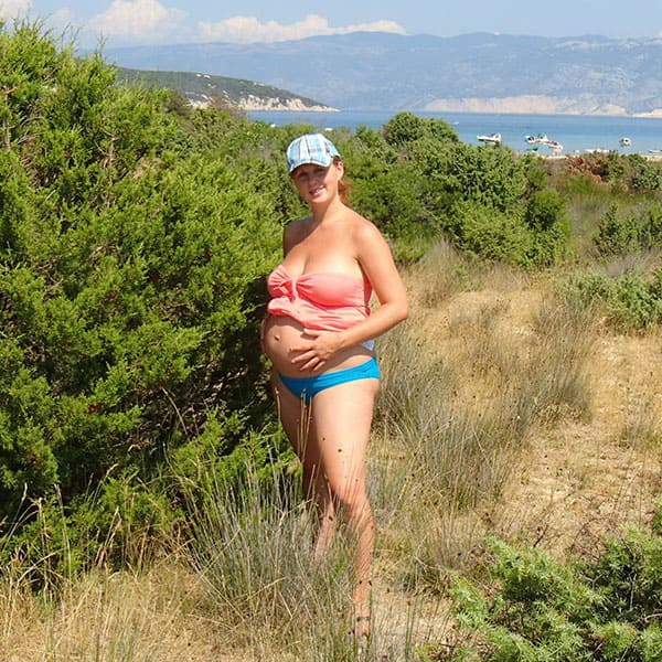 Беременная нудистка позирует мужу на курорте 7 фото