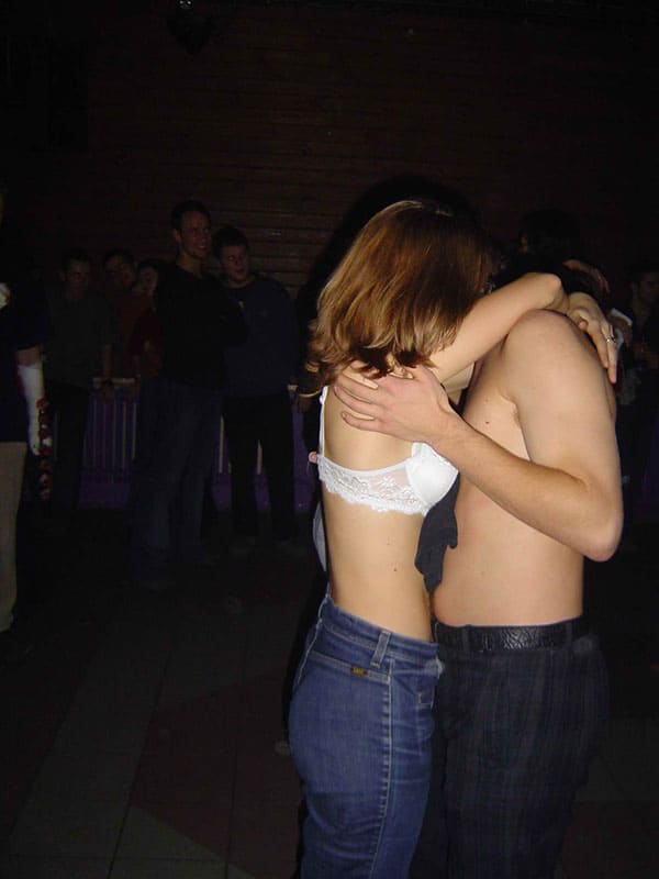 Пьяные студентки разделись в клубе на день первокурсника 1 фото