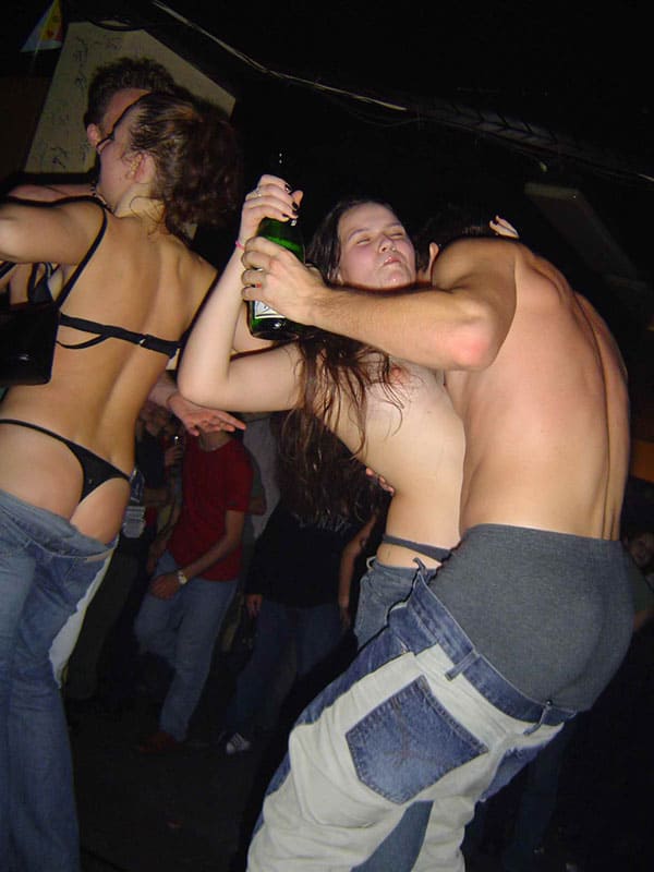 Пьяные студентки разделись в клубе на день первокурсника 2 фото