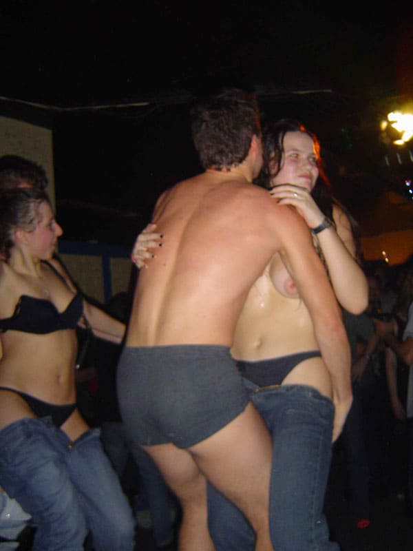 Пьяные студентки разделись в клубе на день первокурсника 3 фото
