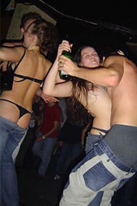 Пьяные студентки разделись в клубе на день первокурсника