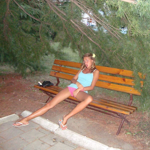 Молодые нудисты отдыхают в Крыму дикарем 100 фото