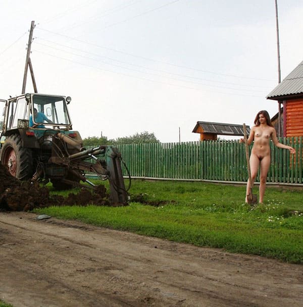 Голая девушка помогает деревенским трактористам 8 фото