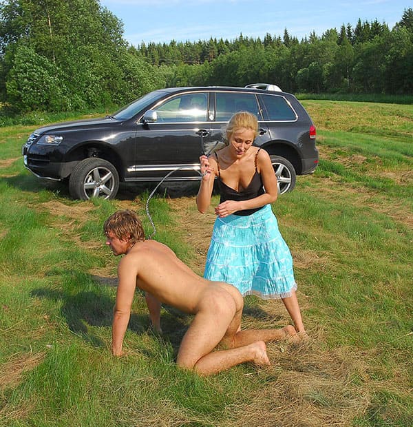 Русская госпожа выгуливает голого раба на природе 140 фото