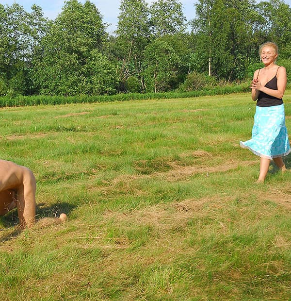 Русская госпожа выгуливает голого раба на природе 157 фото