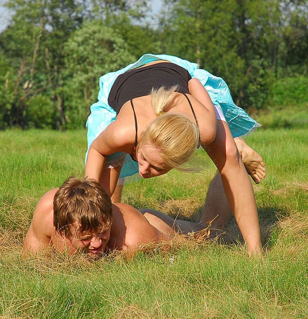 Русская госпожа выгуливает голого раба на природе 183 фото