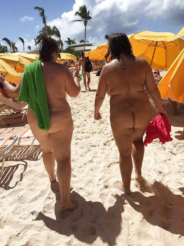 Голые толстушки на нудистском пляже 1 фото