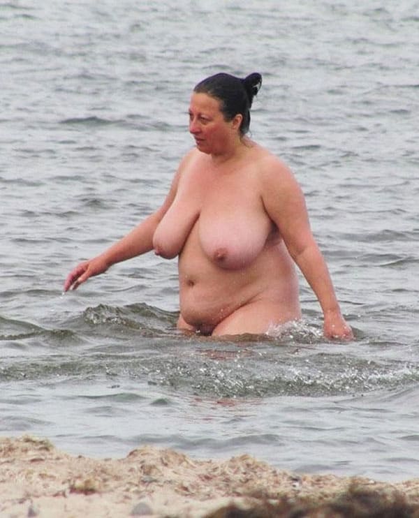 Голые толстушки на нудистском пляже 11 фото