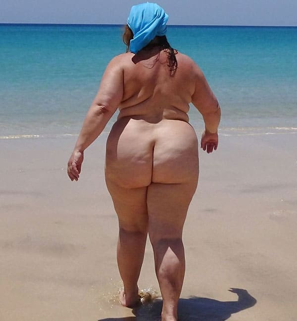 Голые толстушки на нудистском пляже 19 фото