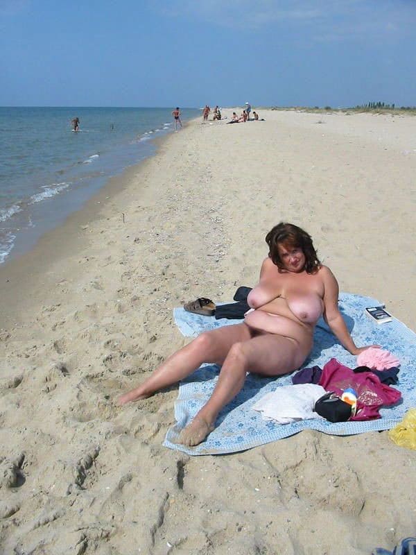 Голые толстушки на нудистском пляже 39 фото