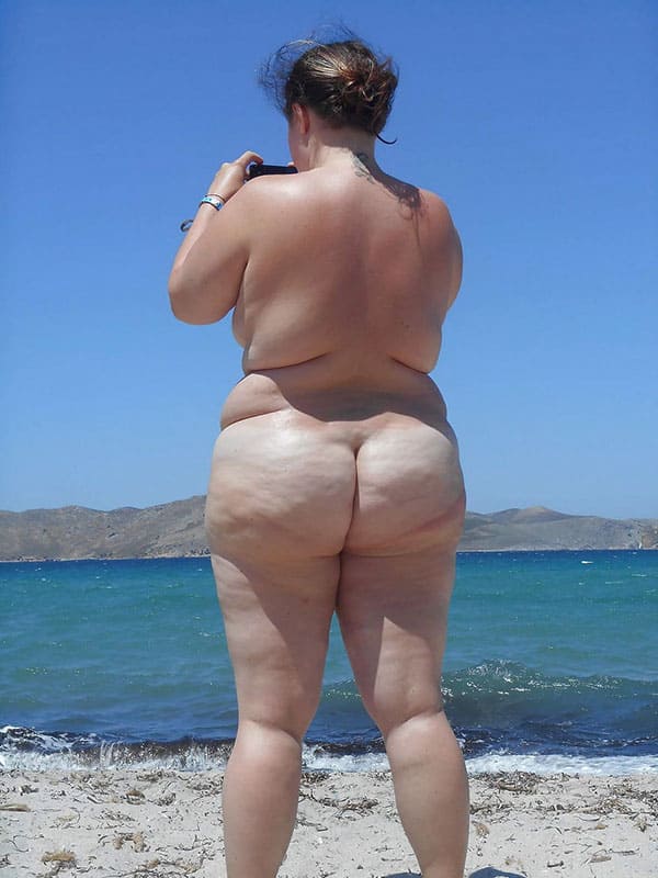 Голые толстушки на нудистском пляже 42 фото