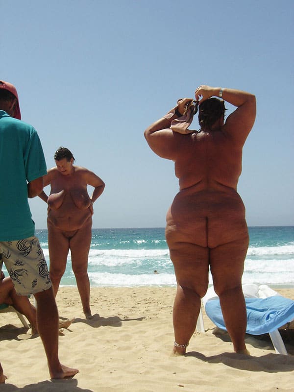 Голые толстушки на нудистском пляже 44 фото