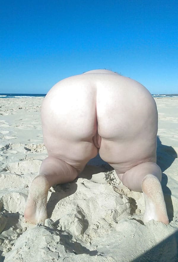 Голые толстушки на нудистском пляже 48 фото