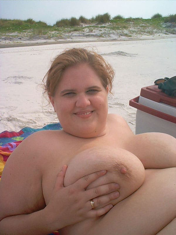Голые толстушки на нудистском пляже 49 фото