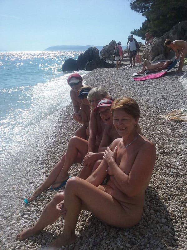 Автобусный тур зрелых женщин по нудистским пляжам Хорватии 26 фото