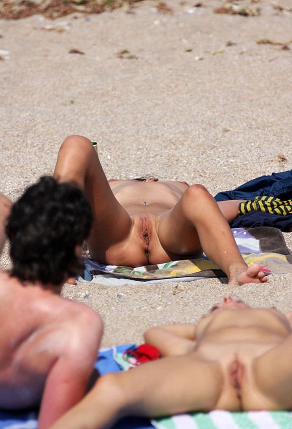 Раскоряки блондинки на нудистском пляже попали в скрытую камеру 39 фото