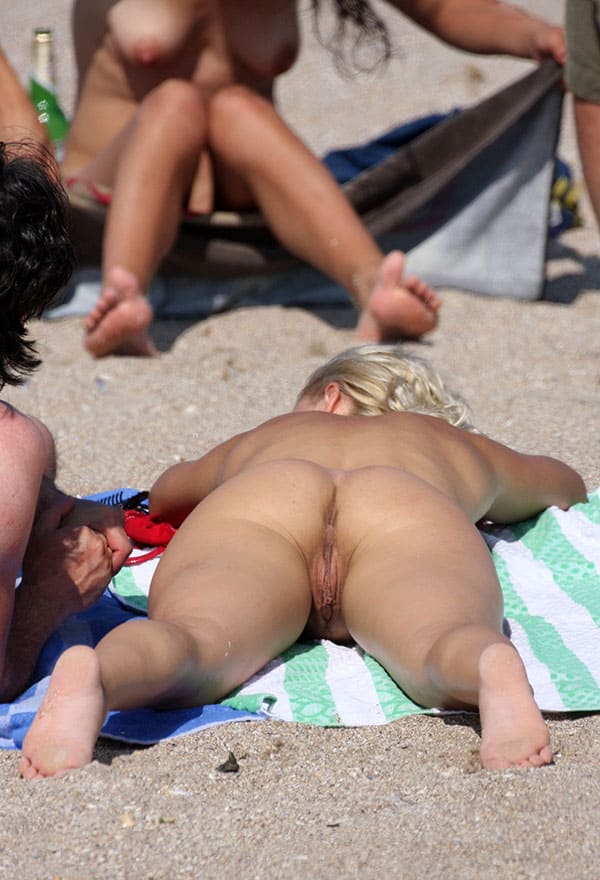 Раскоряки блондинки на нудистском пляже попали в скрытую камеру 42 фото