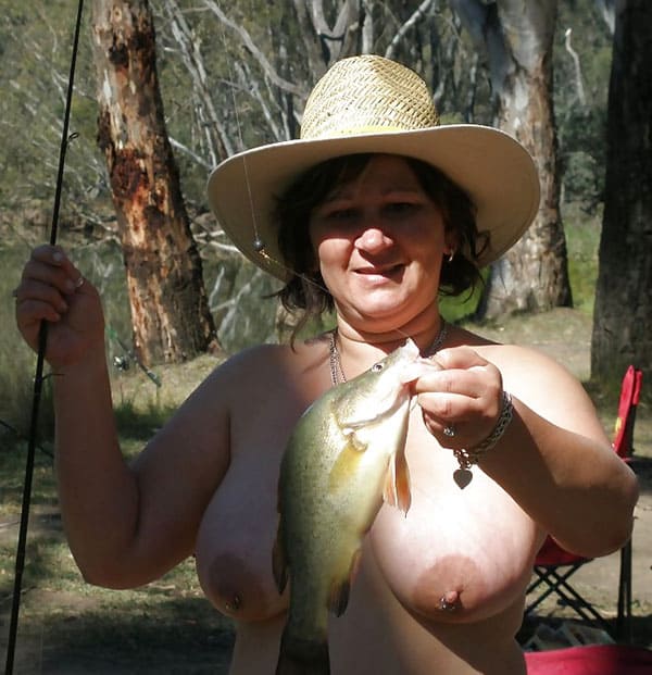 Голые девушки на летней рыбалке 43 фото