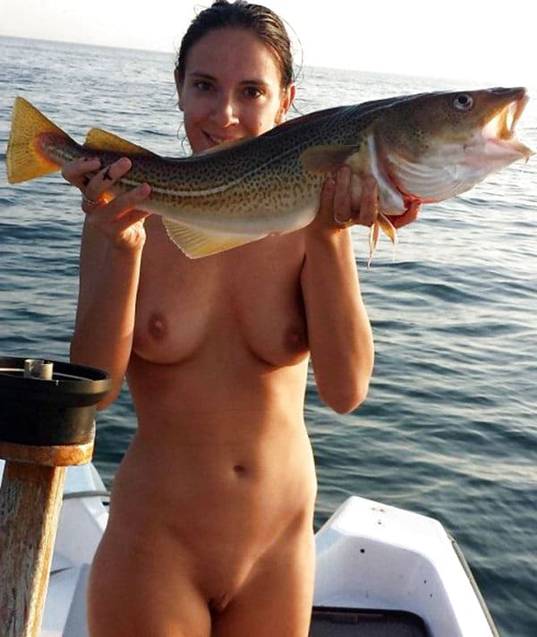 Голые девушки на летней рыбалке 47 фото