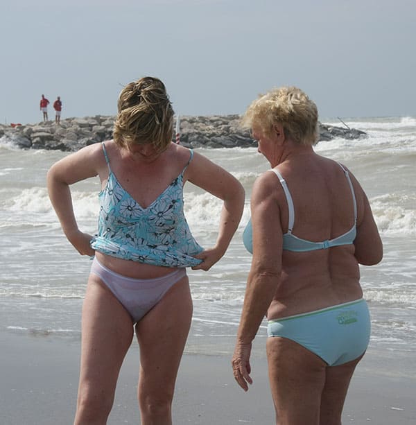 Девушки на пляже в нижнем белье 37 фото