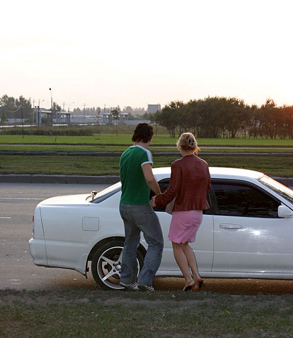 Русская студентка дала в попу на капоте машины 8 фото