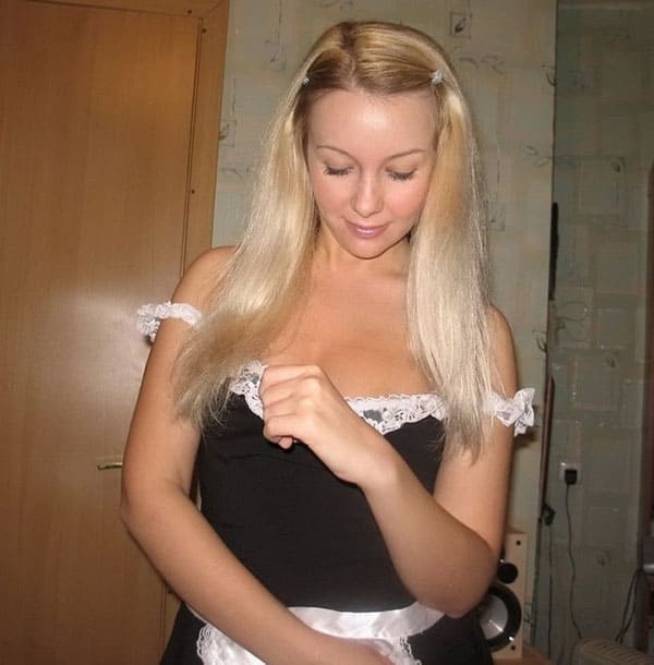 Русская блондинка кайфует от анальных шариков 11 фото