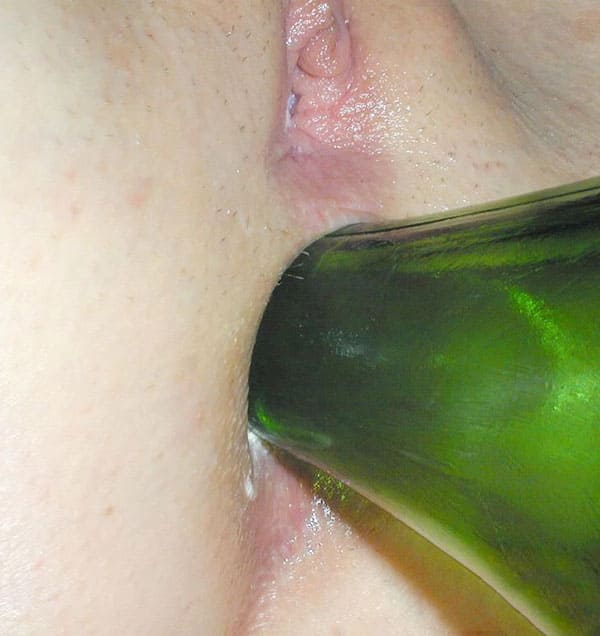 Девушка дрочит очко стеклянной бутылкой из-под вина 27 фото