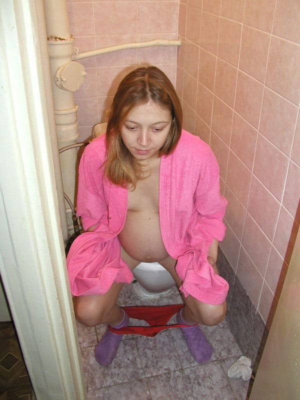 Беременная жена писает на унитазе крупным планом 12 фото