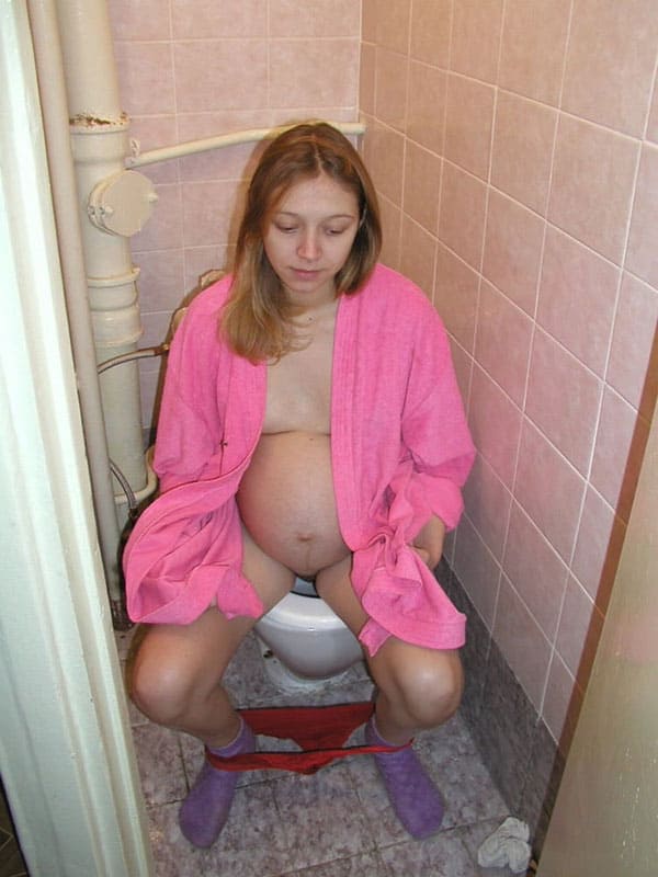 Беременная жена писает на унитазе крупным планом 13 фото