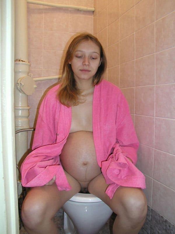 Беременная жена писает на унитазе крупным планом 14 фото