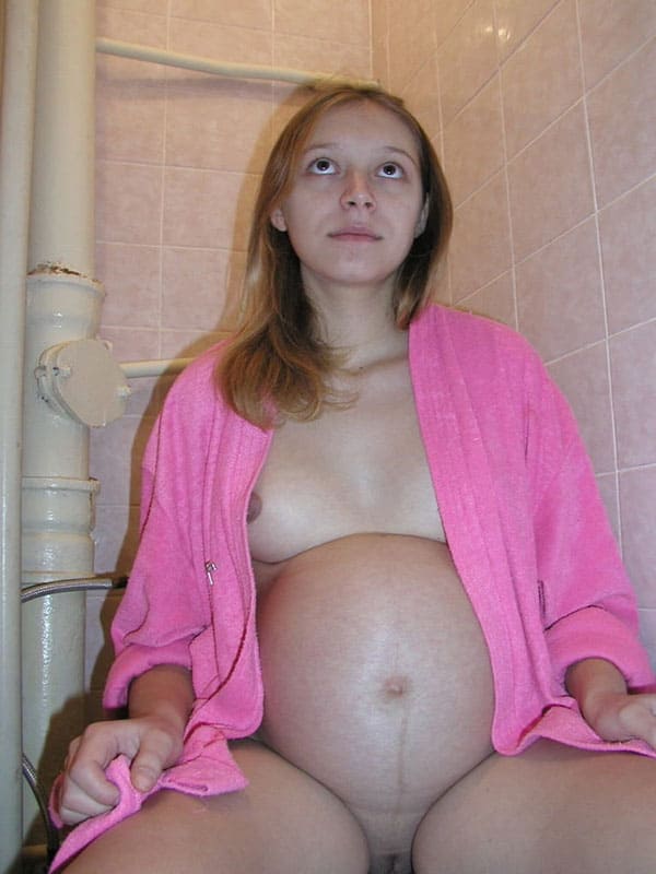 Беременная жена писает на унитазе крупным планом 15 фото