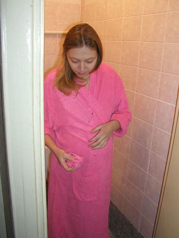 Беременная жена писает на унитазе крупным планом 3 фото